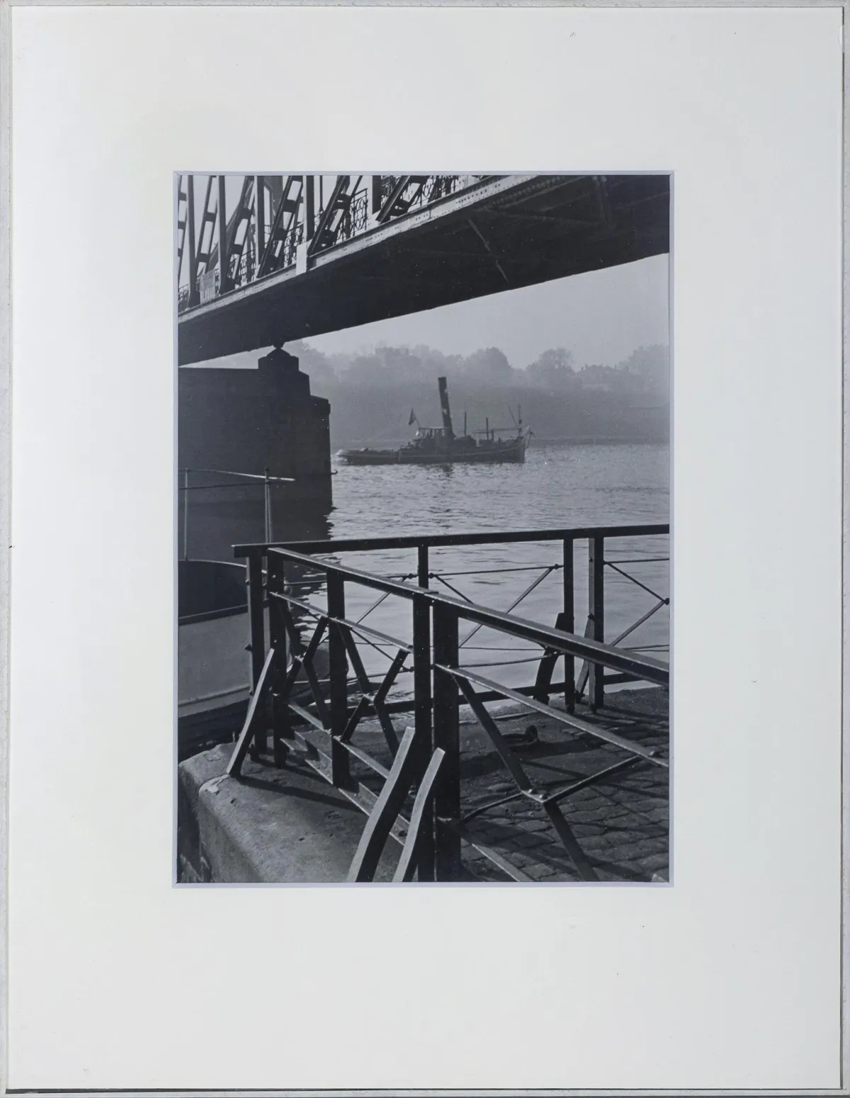 Paul Wolff，背面有摄影师印章 Dr. Paul Wolff，米卢斯 1887 – 1951 法兰克福，«Am Eisernen Steg»，银盐明胶照片，…