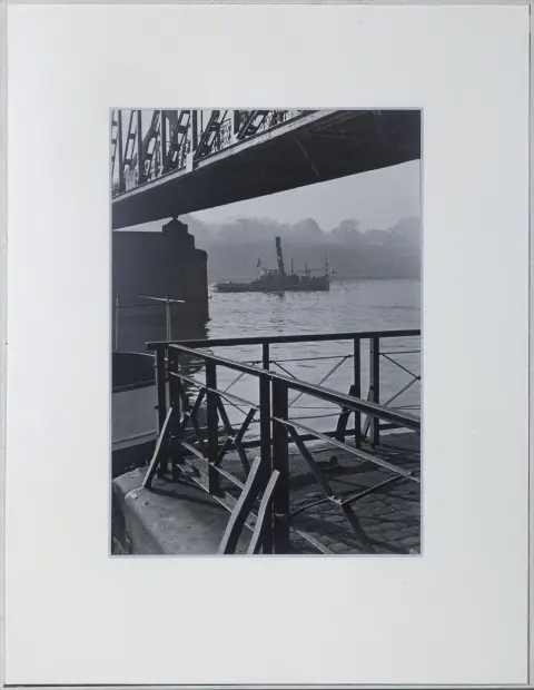 Paul Wolff, au verso tampon de photographe Dr. Paul Wolff, Mulhouse 1887 – 1951 Francfort/M., « Am Eisernen Steg », épreuve à la gélatine argentique,…
