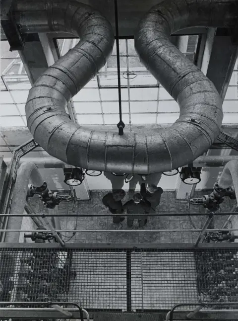 Paul Wolff (1887-1951) et Albert Tritschler (1905-1970), au verso tampon de photographe, « Adam Opel AG Werk Brandenburg : Im Kraftwerk », tirage à la gélatine argentique, réf. L1702/162