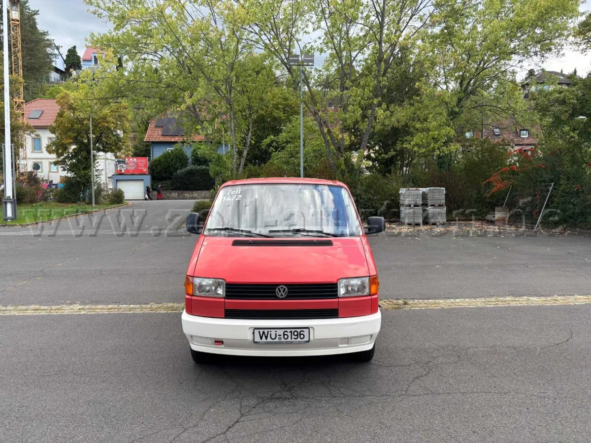 1辆消防队人员运输车 大众 VW T4 Transporter 8座