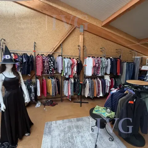 Erä vaatteiden seinähyllyjä