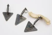 3 små vedhæng, murerskeer, sølvfarvet, ca. længde 3,5 cm