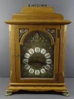 Stor kaminur "Urgos", trekasse med glass i siden, verket går, med Westminster-slag, høyde 45 cm, bredde 31 cm, dybde 20 cm