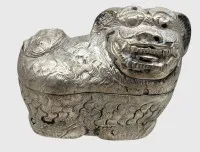器具 "Fu Hund"，可能为中国，银质已检验，49克，高6厘米，长8.5厘米
