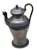 比德迈锡壶，兽首壶嘴，环绕装饰玫瑰带，一处小凹痕，其余良好，高21厘米