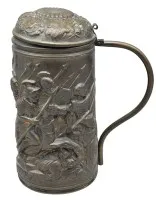 古董大型啤酒杯，可能为铜质带包浆，高33厘米，杯身环绕战斗军团浮雕，薄金属板