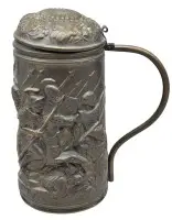 Stor antik ølkrus, formentlig patineret kobber, højde 33 cm, med kæmpende legionærer som omløbende relief, tynd plade