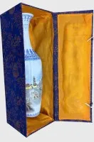 大型蛋壳瓷花瓶，珐琅彩手绘，带盒，高48厘米，可能为20世纪中期