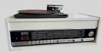 Grundig RTV 500 radyo alıcısı, üzerine monte edilmiş Phillips pikap ile, 1971-1974 arasında üretilmiş