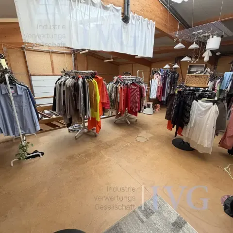 مجموعة ملابس مستعملة