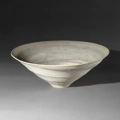 Lucie Rie – सर्पिल सजावट वाला कटोरा, लगभग 1970