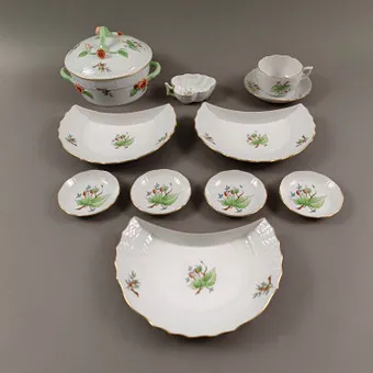Lote de porcelana (11 piezas) - HEREND, Hungría, porcelana, decoración «HAGEBUTTE».