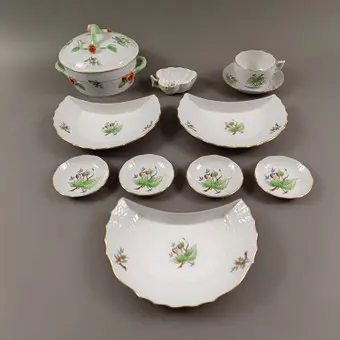 Lote de porcelana (11 piezas) - HEREND, Hungría, porcelana, decoración «HAGEBUTTE».