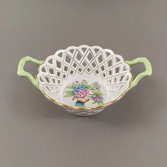 "QUEEN VICTORIA" 篮形碗 - HEREND，匈牙利，20 世纪，瓷器。