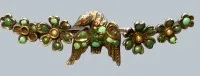 古董银胸针，展翅鸟形，镶嵌绿色宝石和珍珠，部分缺失，宽5.5厘米，5.54克