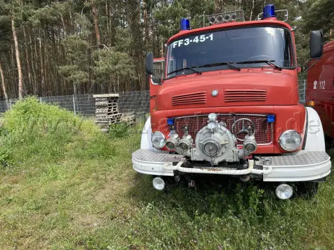 1 vehículo de extinción de incendios por grupos (LF 16-TS) Mercedes-Benz (D) LAF 1113 B - Rundhauber