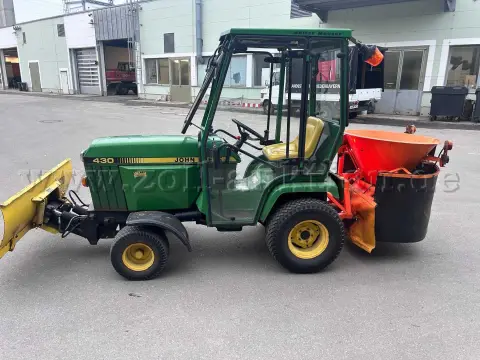 1 John Deere 430 traktör, kar küreği ve tuz serpme makinesiyle