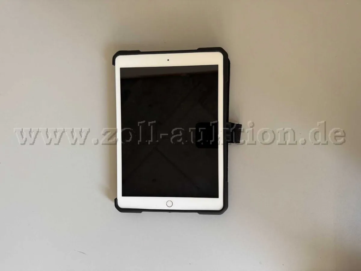 1 台 Apple iPad 第8代 / A2270 128 GB + UAG 保护壳