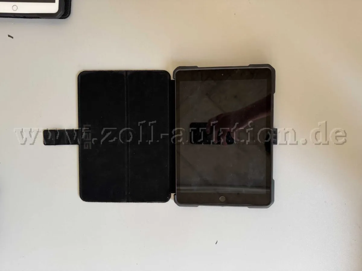 1 Apple iPad 8e génération / A2270 128 Go + coque UAG
