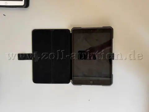 1 Apple iPad generația a 8-a / A2270 128 GB + husă UAG