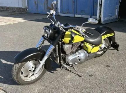 1辆摩托车，品牌Suzuki，型号VL1500，首次登记：25.03.1998