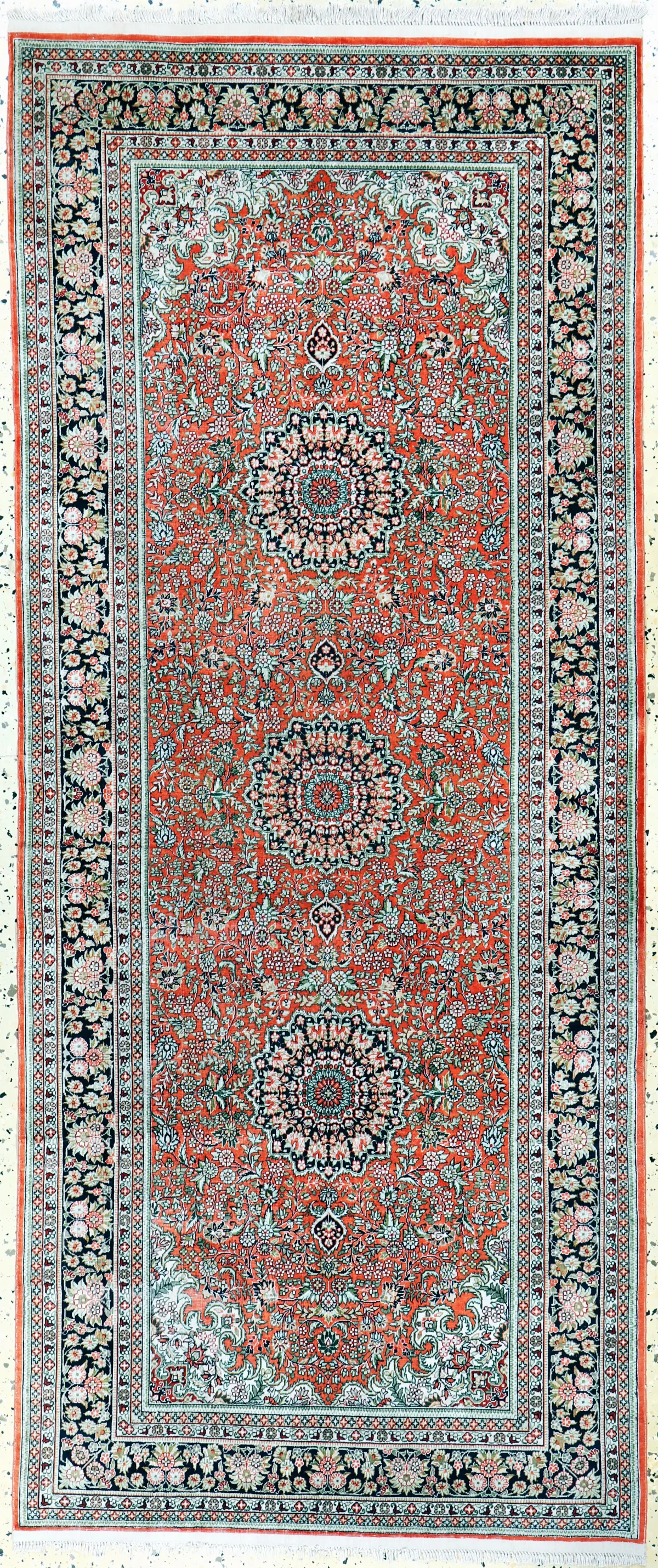 Hereke 精细丝绸，中国，20世纪末，纯天然丝绸，约 187 x 78 厘米，约 100 万
