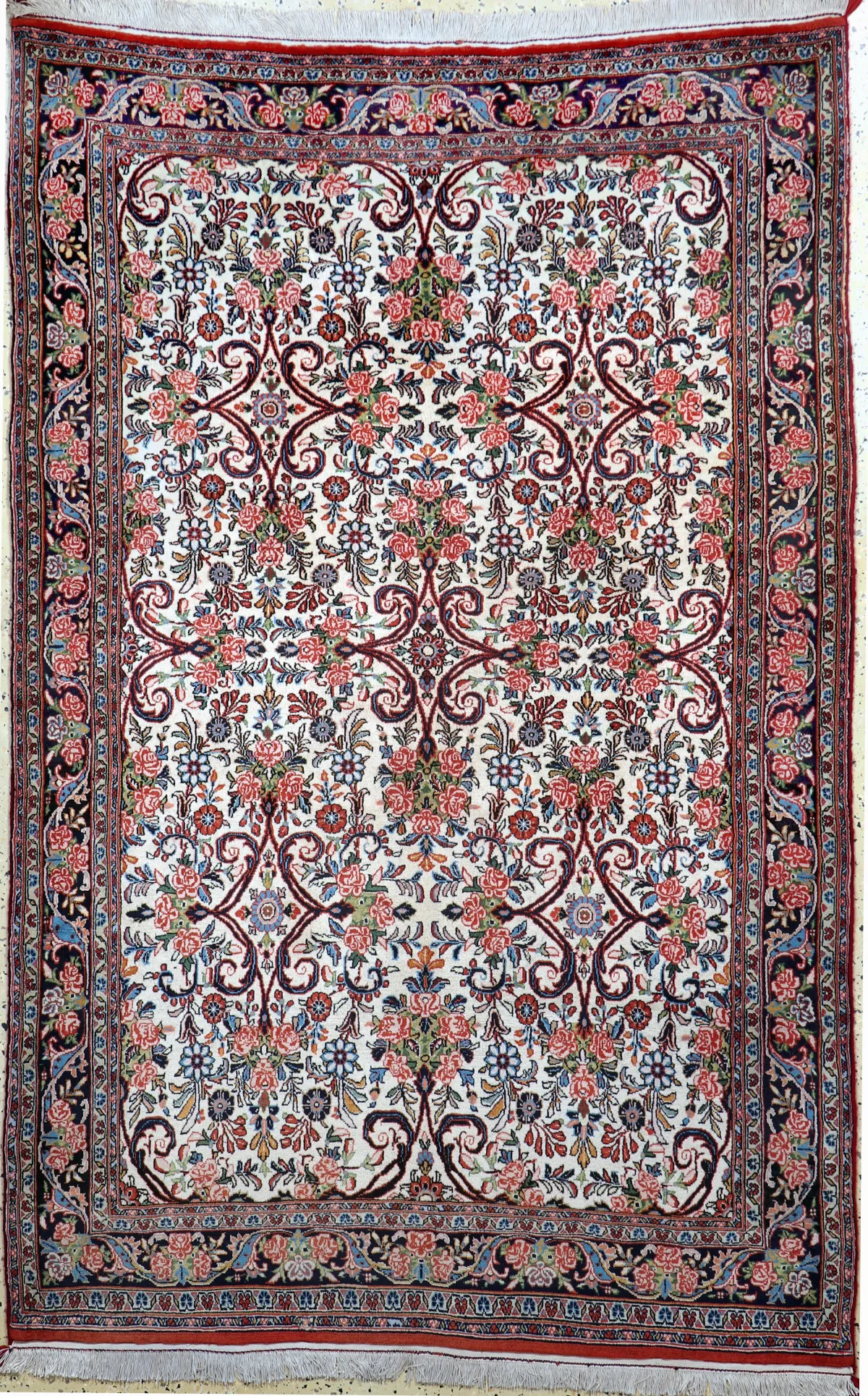 老旧玫瑰比贾尔，波斯，20世纪中叶，软木羊毛配棉，约214 x 130厘米