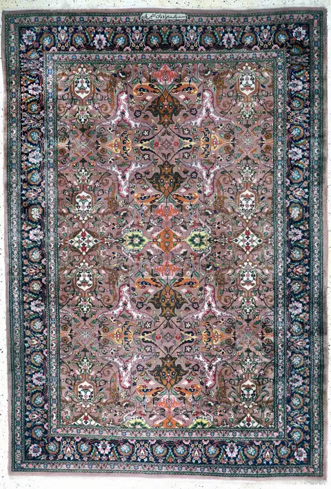 Kaşmir imzalı, Hindistan, 20. yüzyıl sonu, pamuk üzerine yün, yak. 275 x 190 cm, EHZ: 3