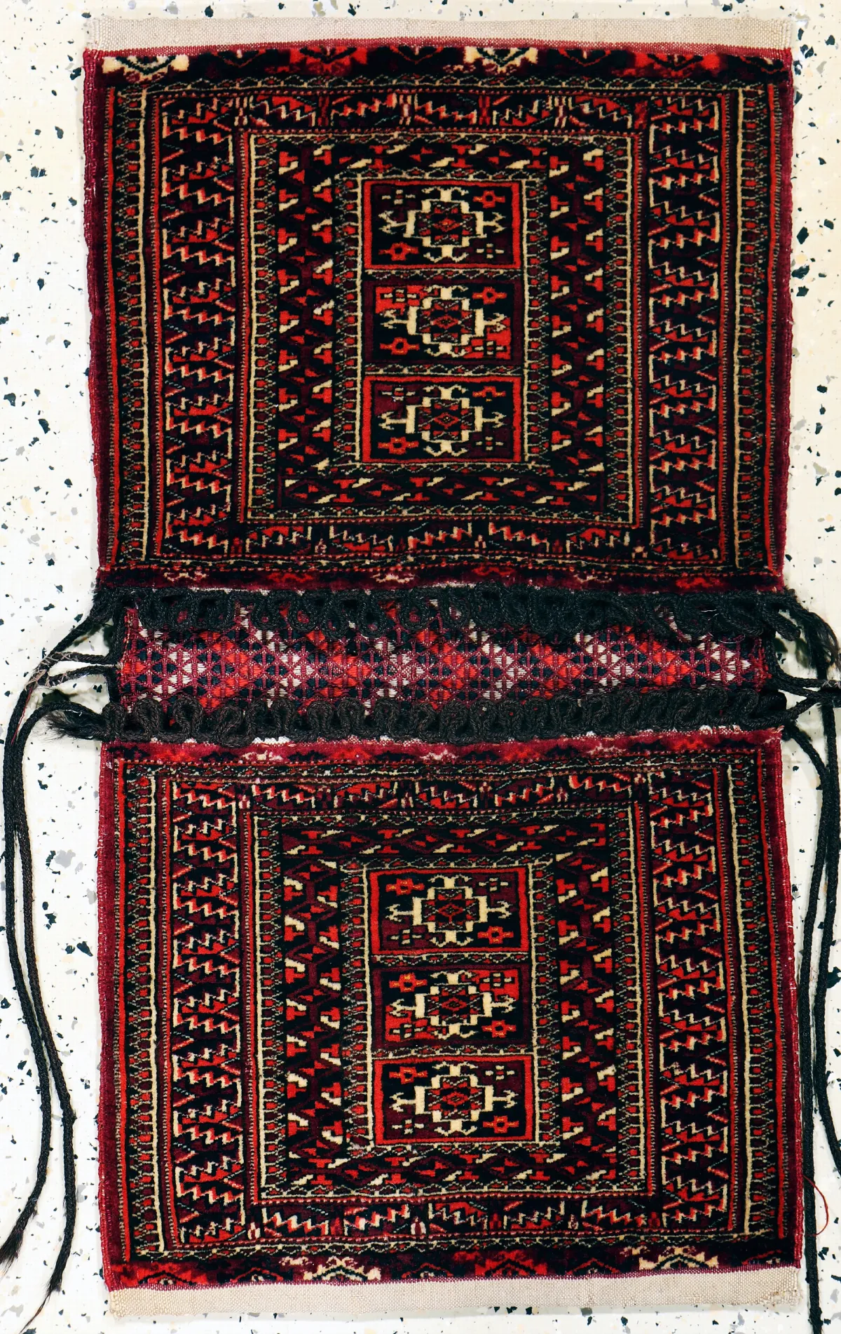 حقيبة مزدوجة تكه، تركمانستان، حوالي 1900، صوف على صوف، حوالي 82 × 46 سم، EHZ: 3