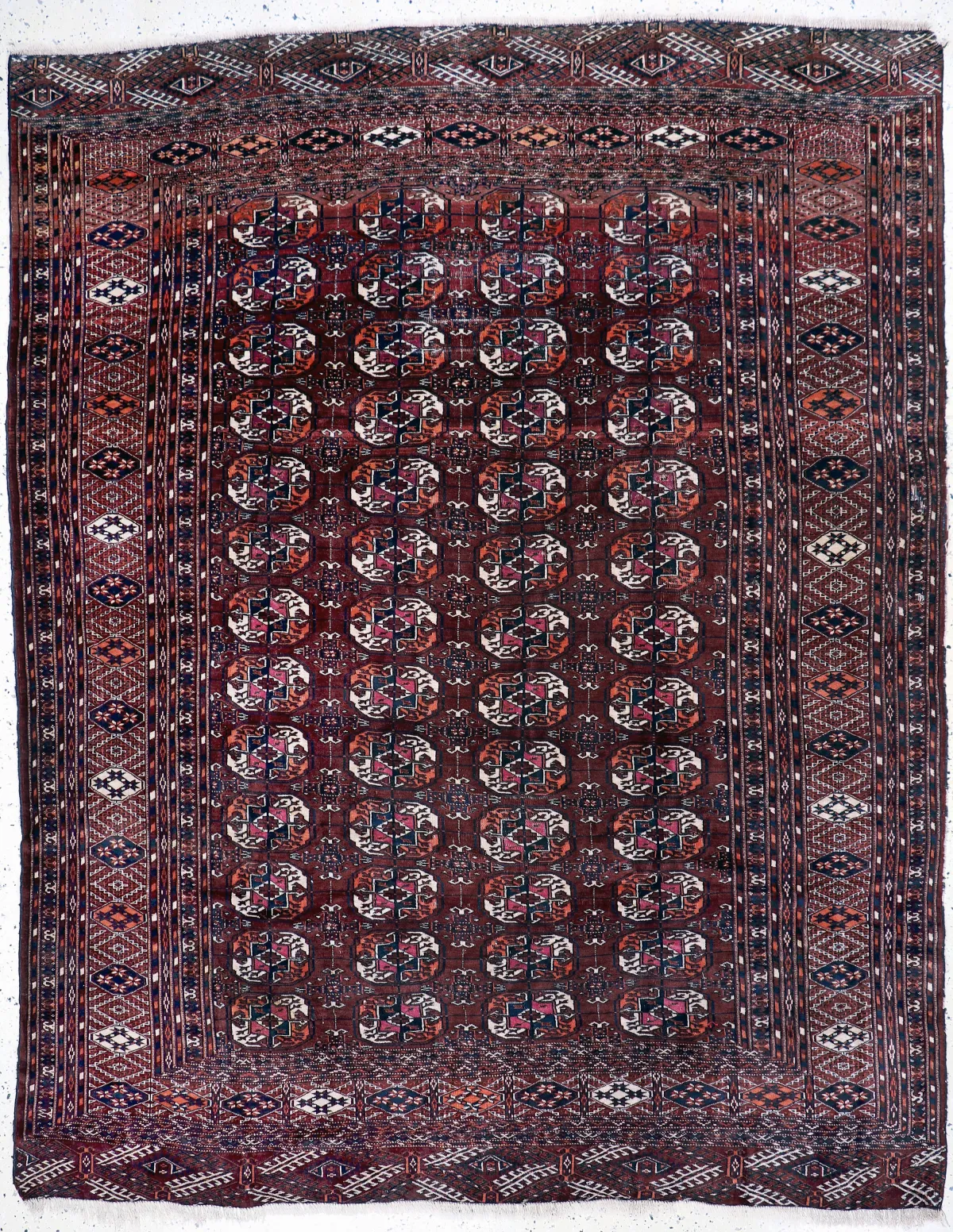 سجادة تكه رئيسية رفيعة، تركمانستان، حوالي 1900، صوف على صوف، حوالي 276 × 219 سم، EHZ: