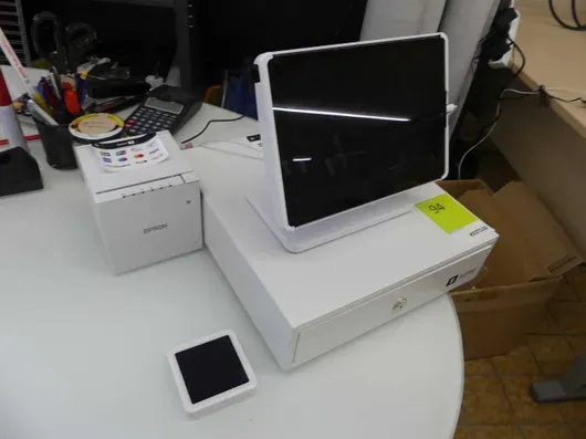SumUp 收银系统，含钱箱、打印机和 RFID 读卡器