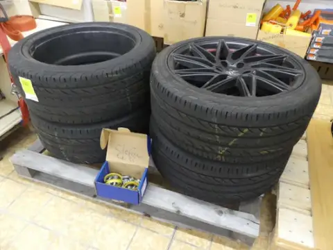 Komplet hjulsæt Keskin alufælge med Pirelli P Zero Nero dæk, inkl. tilbehør