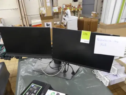 2 monitor Dell, con supporto doppio per monitor e soundbar