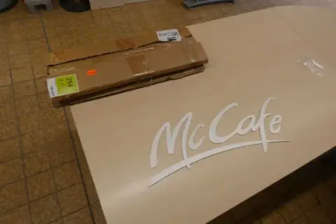2 adet McCafé logosu