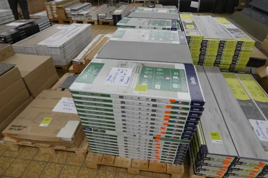Gerflor 卡扣式乙烯基地板灰色混凝土纹批次