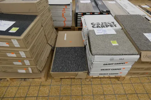地毯砖等一批 Object Carpet 米色和圈绒灰色