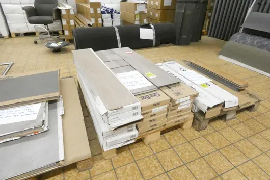 乙烯基地板、粘贴式乙烯基及可松散铺设地板混合批次，包括 Gerflor 和 Expona