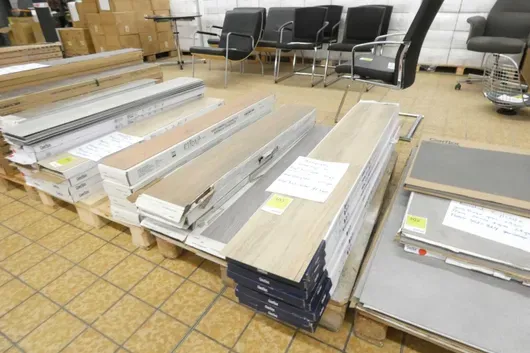 自粘乙烯基组合，包括 Gerflor