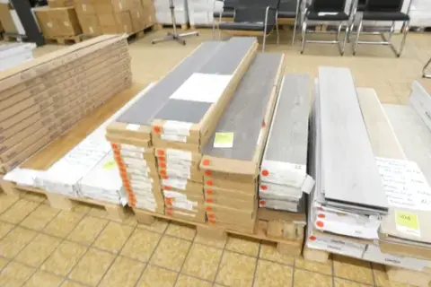 Lot vinil adeziv, printre altele Amtico