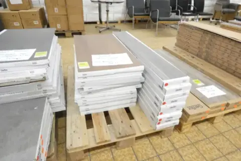 Lot pardoseală vinil, plăci ceramice și panouri, printre care Gerflor