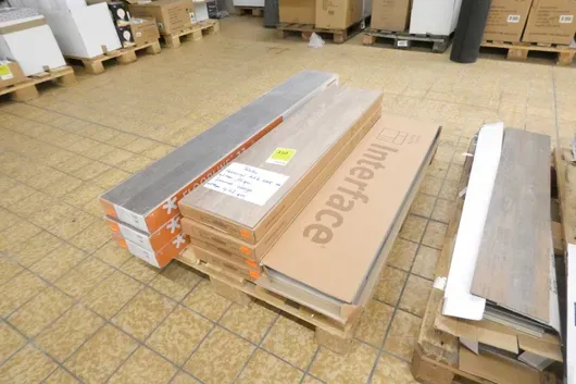 粘贴乙烯基和层压板混合批次，包括 Interface、Egger、Floorline