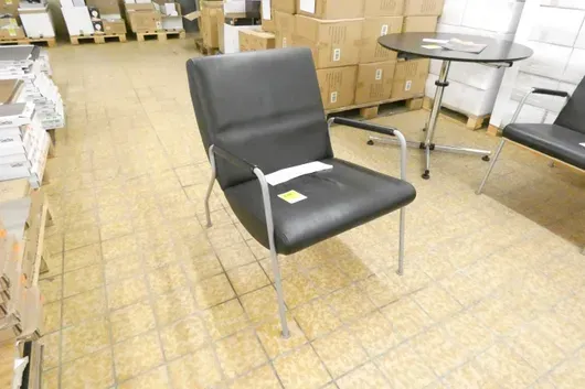 Klaesson designerstol med armlæn, sort polstret