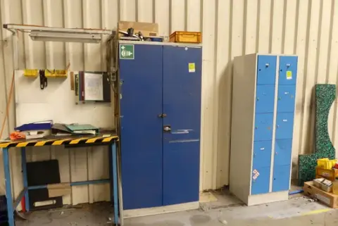 Metalskab, uden indhold