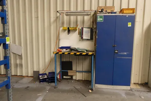 Metalskab, uden indhold