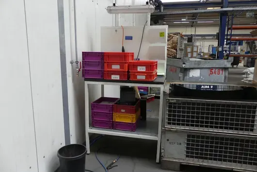 Arka panel ve lambalı çalışma masası, içeriksiz