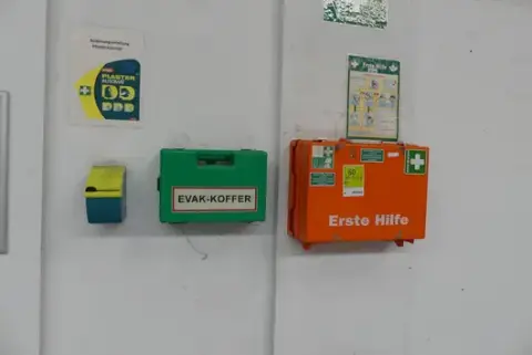 Førstehjælpskasse-sæt, 3 dele med indhold og vægbeslag