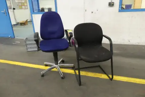 1 sedia da ufficio, 1 sedia per visitatori