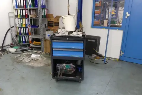 工具车，含内容物