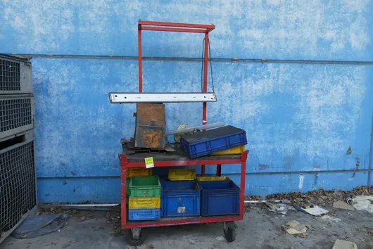 带结构和照明的推车,含内容物