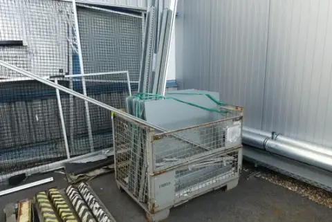 网格箱，含内部物品（货架部件）